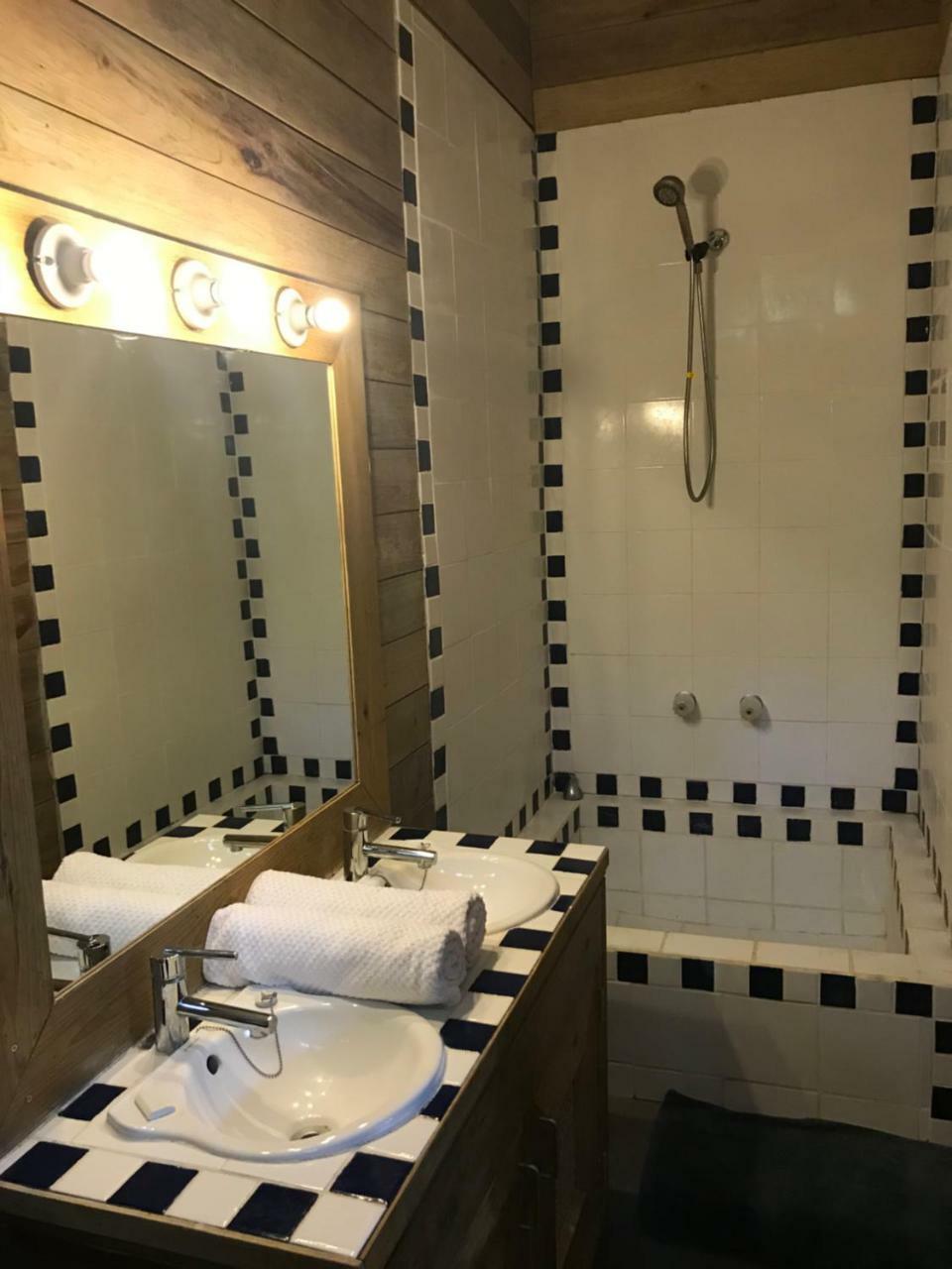 Roatan Bed&Breakfast Apartments West End Bagian luar foto